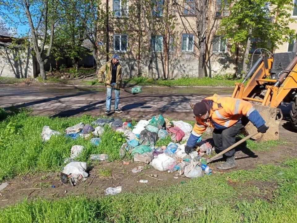 Коммунальщики приняли участие во Всероссийском субботнике! Коммунальщики приняли участие во Всероссийском субботнике!