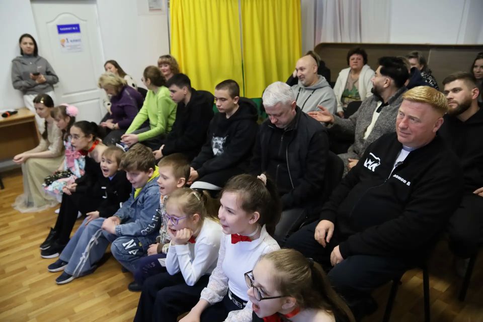 При поддержке «Единой России» к юным луганчанам приехали известные гости и благотворители При поддержке «Единой России» к юным луганчанам приехали известные гости и благотворители