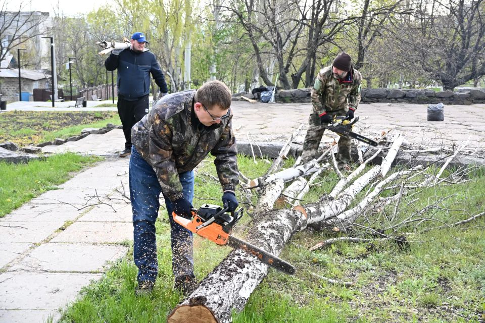 Единство и забота о городе: как Брянка встретила Всероссийский субботник Единство и забота о городе: как Брянка встретила Всероссийский субботник