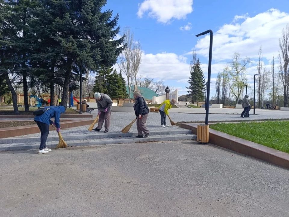 В Антрацитовском муниципальном округе прошёл субботник В Антрацитовском муниципальном округе прошёл субботник