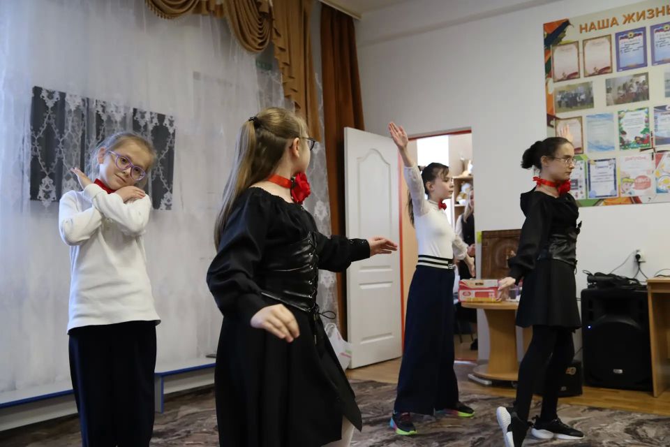 При поддержке «Единой России» к юным луганчанам приехали известные гости и благотворители При поддержке «Единой России» к юным луганчанам приехали известные гости и благотворители