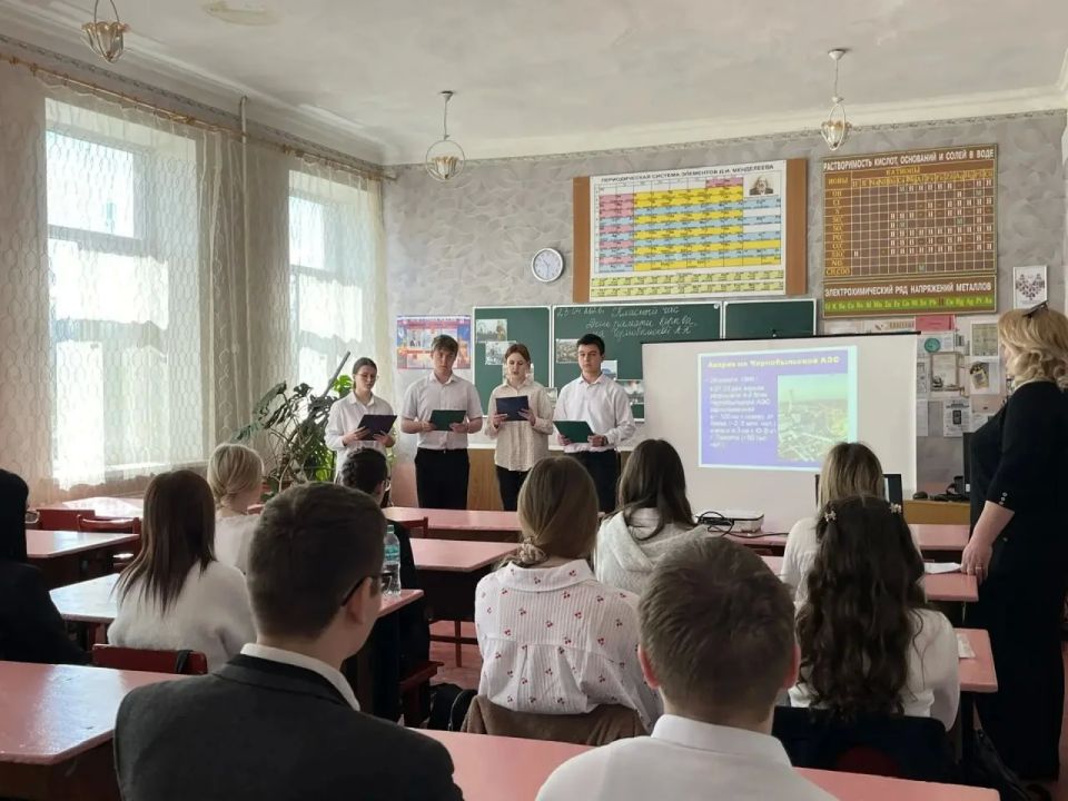 О мужестве ликвидаторов аварии на Чернобыльской АЭС рассказала правоохранитель Красного Луча на классном часе учащимся местной школы О мужестве ликвидаторов аварии на Чернобыльской АЭС рассказала правоохранитель Красного Луча на классном часе учащимся местной школы