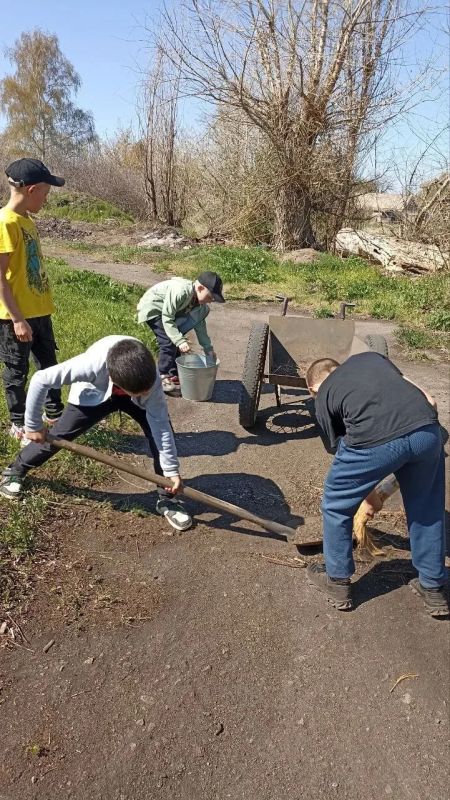 Сегодня по всей стране проходит Всероссийский субботник — масштабная акция, которая объединит жителей в стремлении сделать города, села и дворы чище и уютнее Сегодня по всей стране проходит Всероссийский субботник — масштабная акция, которая объединит жителей в стремлении сделать города, села и дворы чище и уютнее