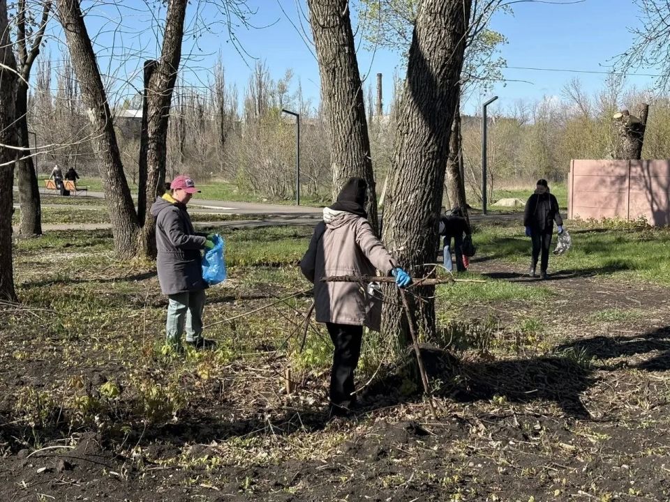 В рамках проведения Всероссийского субботника сотрудники Филиала № 13 ГКУ ЛНР «Республиканский центр социальной защиты населения» в г. Красный Луч и ГБУ ЛНР «Краснолучский комплексный центр социального обслуживания населения... В рамках проведения Всероссийского субботника сотрудники Филиала № 13 ГКУ ЛНР «Республиканский центр социальной защиты населения» в г. Красный Луч и ГБУ ЛНР «Краснолучский комплексный центр социального обслуживания населения...