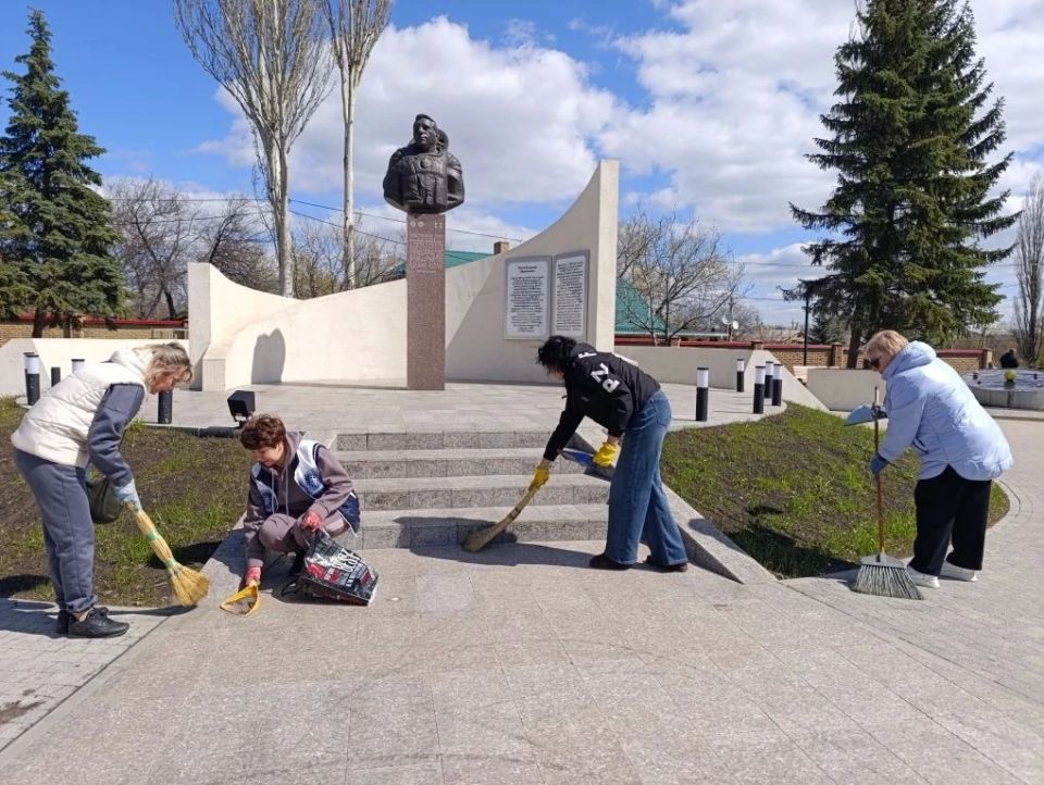 В Антрацитовском муниципальном округе прошёл субботник В Антрацитовском муниципальном округе прошёл субботник