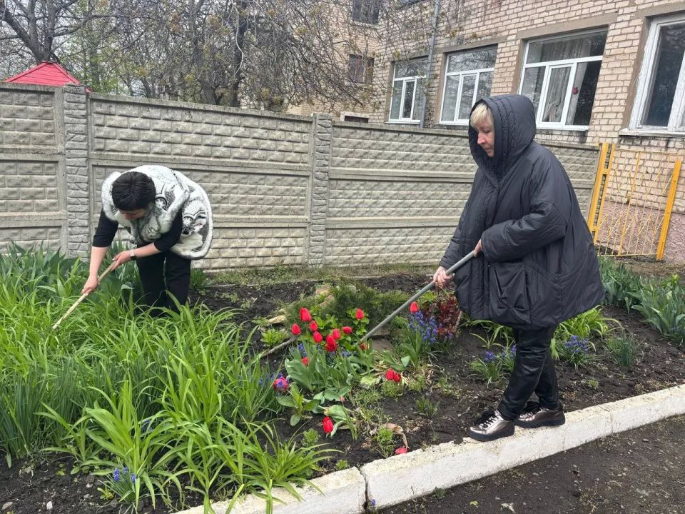 Сегодня сотрудники отдела по жизнеобеспечению пгт Северный, с. Давыдо-Никольское, с. Великий Суходол, педагогические коллективы и работники культуры присоединились к Всероссийскому субботнику Сегодня сотрудники отдела по жизнеобеспечению пгт Северный, с. Давыдо-Никольское, с. Великий Суходол, педагогические коллективы и работники культуры присоединились к Всероссийскому субботнику