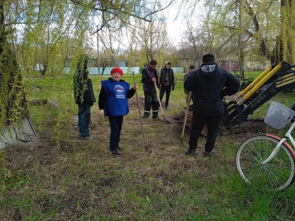 Чистота начинается с нас: жители Меловского района вышли на субботник Чистота начинается с нас: жители Меловского района вышли на субботник