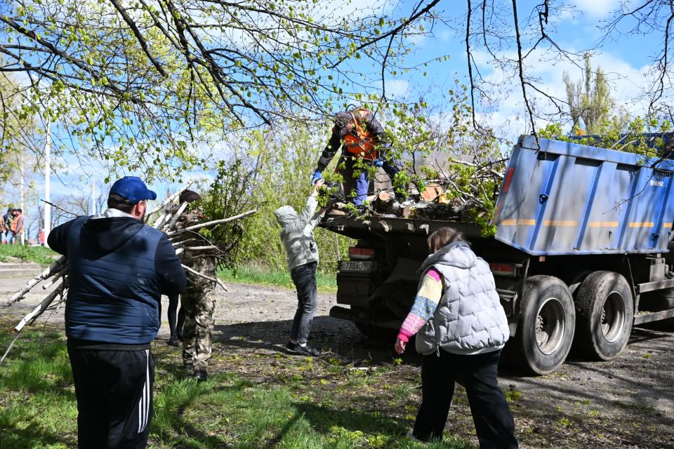 Единство и забота о городе: как Брянка встретила Всероссийский субботник Единство и забота о городе: как Брянка встретила Всероссийский субботник
