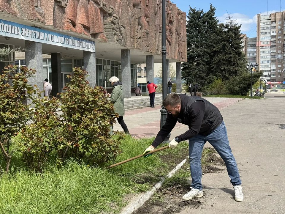 Коллектив Минтопэнерго ЛНР традиционно принял участие во Всероссийском субботнике - 2026 Коллектив Минтопэнерго ЛНР традиционно принял участие во Всероссийском субботнике - 2026