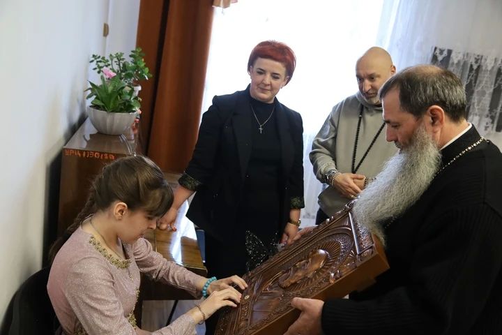 Авраам Руссо и Арам Арчер привезли подарки юным жителям Луганска Авраам Руссо и Арам Арчер привезли подарки юным жителям Луганска