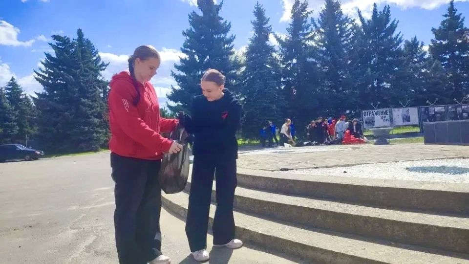 Активисты «Молодой Гвардии» и «Движения Первых» Славяносербска доказали: чистота начинается с уважения к истории Активисты «Молодой Гвардии» и «Движения Первых» Славяносербска доказали: чистота начинается с уважения к истории