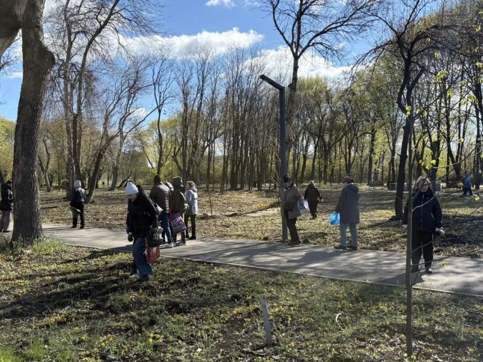 В рамках проведения Всероссийского субботника сотрудники Филиала № 13 ГКУ ЛНР «Республиканский центр социальной защиты населения» в г. Красный Луч и ГБУ ЛНР «Краснолучский комплексный центр социального обслуживания населения... В рамках проведения Всероссийского субботника сотрудники Филиала № 13 ГКУ ЛНР «Республиканский центр социальной защиты населения» в г. Красный Луч и ГБУ ЛНР «Краснолучский комплексный центр социального обслуживания населения...