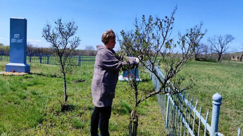 В рамках проведения Всероссийского субботника в населённых пунктах, находящихся в ведении отдела по жизнеобеспечению пгт Краснодон, пгт Энгельсово, пгт Семейкино, были проведены значительные работы по благоустройству В рамках проведения Всероссийского субботника в населённых пунктах, находящихся в ведении отдела по жизнеобеспечению пгт Краснодон, пгт Энгельсово, пгт Семейкино, были проведены значительные работы по благоустройству