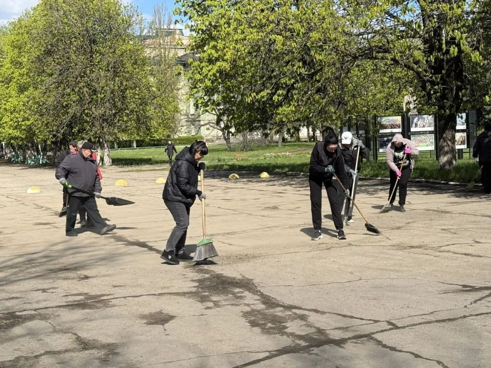 Мы за чистоту!. Сегодня 25 апреля присоединилась к Всероссийскому субботнику! Особое внимание было уделено парковой зоне Дворца культуры им. В.И.Ленина. Мы вышли на уборку, чтобы личным примером показать, как важно... Мы за чистоту!. Сегодня 25 апреля присоединилась к Всероссийскому субботнику! Особое внимание было уделено парковой зоне Дворца культуры им. В.И.Ленина. Мы вышли на уборку, чтобы личным примером показать, как важно...