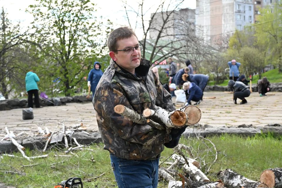 Единство и забота о городе: как Брянка встретила Всероссийский субботник Единство и забота о городе: как Брянка встретила Всероссийский субботник