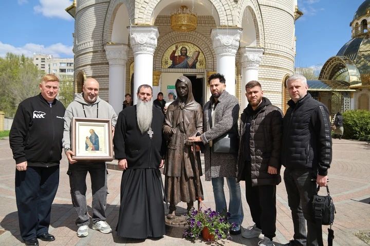 Авраам Руссо и Арам Арчер привезли подарки юным жителям Луганска Авраам Руссо и Арам Арчер привезли подарки юным жителям Луганска