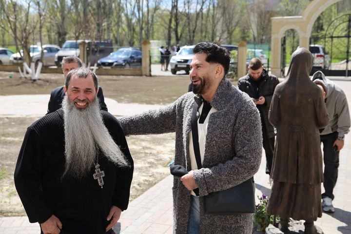 Авраам Руссо и Арам Арчер привезли подарки юным жителям Луганска Авраам Руссо и Арам Арчер привезли подарки юным жителям Луганска