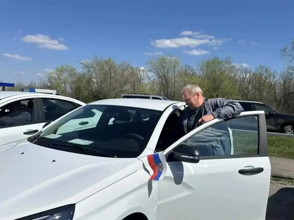 17 жителей ЛНР получили специализированные автомобили от ОСФР по ЛНР 17 жителей ЛНР получили специализированные автомобили от ОСФР по ЛНР
