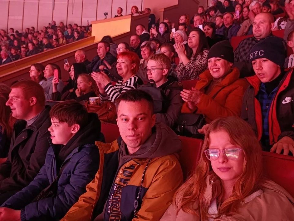 Особенный подарок: дети из Стаханова впервые увидели «Сказку о золотой рыбке» на арене Луганского цирка Особенный подарок: дети из Стаханова впервые увидели «Сказку о золотой рыбке» на арене Луганского цирка