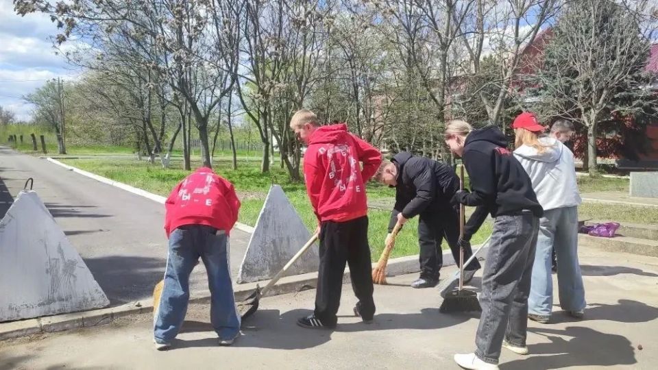 Активисты «Молодой Гвардии» и «Движения Первых» Славяносербска доказали: чистота начинается с уважения к истории Активисты «Молодой Гвардии» и «Движения Первых» Славяносербска доказали: чистота начинается с уважения к истории