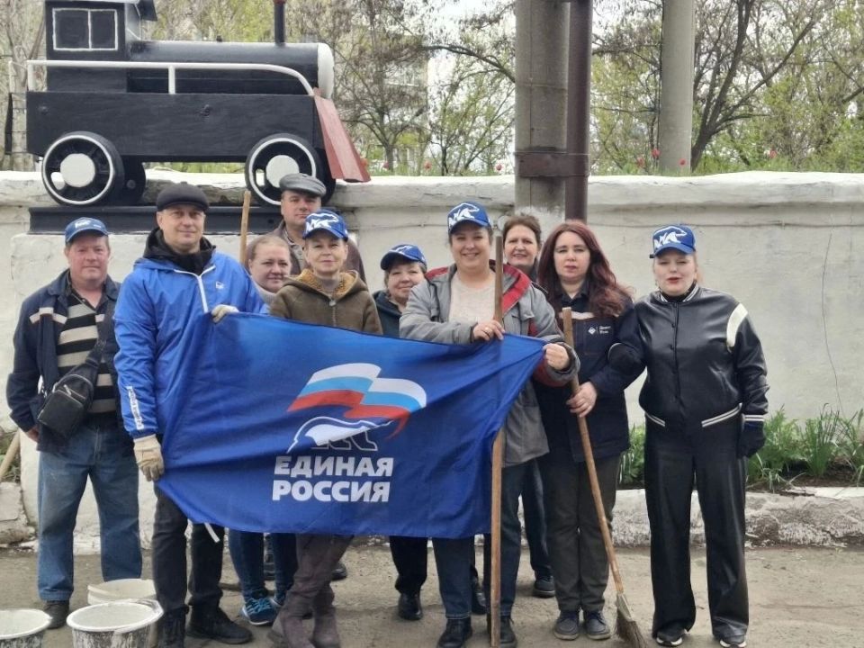 Единороссы ЛНР присоединились ко Всероссийскому субботнику Единороссы ЛНР присоединились ко Всероссийскому субботнику