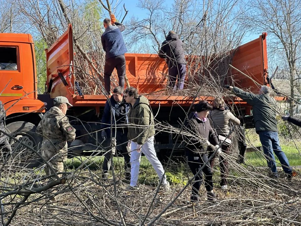По итогам Всероссийского субботника, который прошел в Луганске,в нем приняло участие - 350 человек По итогам Всероссийского субботника, который прошел в Луганске,в нем приняло участие - 350 человек