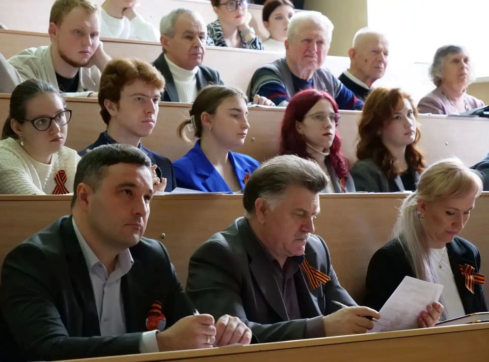 Депутаты Луганска проверили свои знания в "Диктанте Победы" Депутаты Луганска проверили свои знания в "Диктанте Победы"