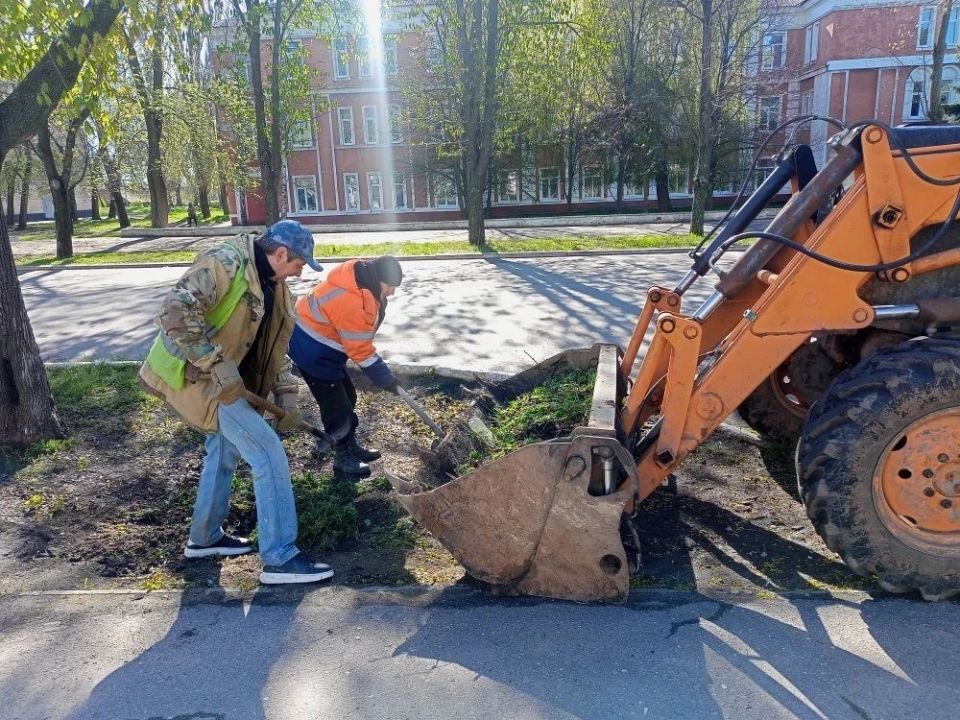 Коммунальщики приняли участие во Всероссийском субботнике! Коммунальщики приняли участие во Всероссийском субботнике!