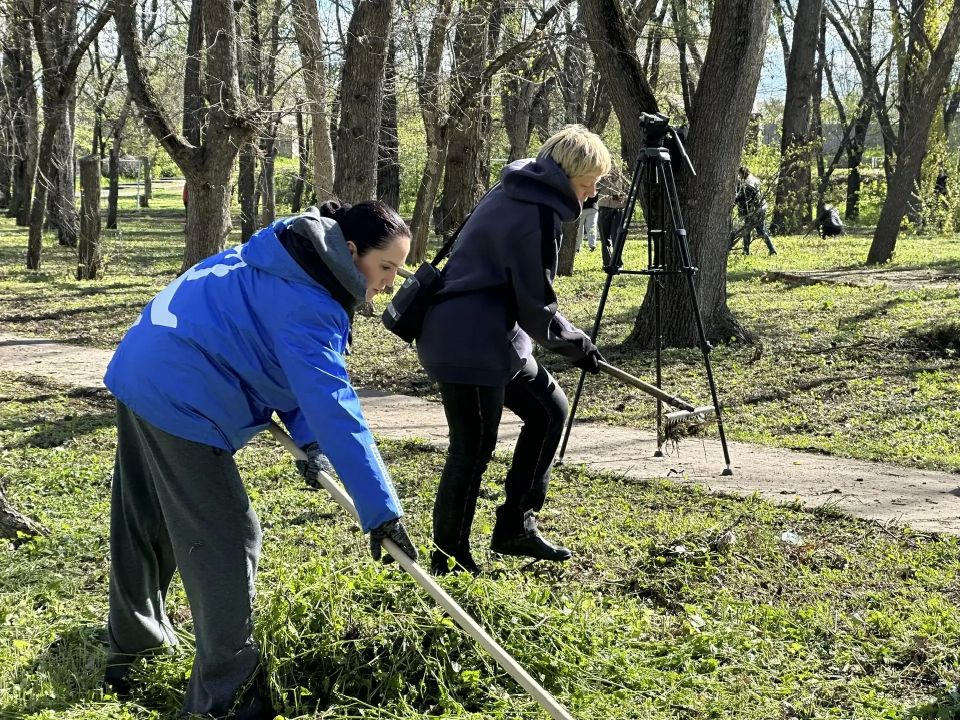К субботнику в парке Алексеева присоединились депутаты, представители молодежи, общественных организаций и национально- культурных обществ, все муниципальные предприятия Луганска К субботнику в парке Алексеева присоединились депутаты, представители молодежи, общественных организаций и национально- культурных обществ, все муниципальные предприятия Луганска