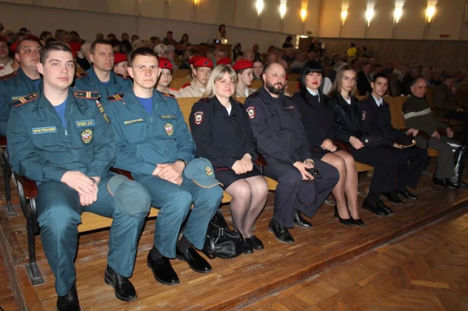 Сегодня в Краснодоне состоялась торжественная встреча, посвященная 40-й годовщине Чернобыльской трагедии Сегодня в Краснодоне состоялась торжественная встреча, посвященная 40-й годовщине Чернобыльской трагедии