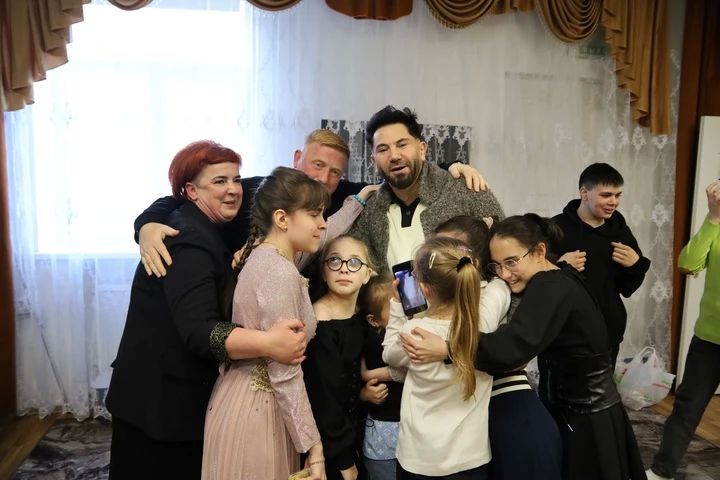 Авраам Руссо и Арам Арчер привезли подарки юным жителям Луганска Авраам Руссо и Арам Арчер привезли подарки юным жителям Луганска