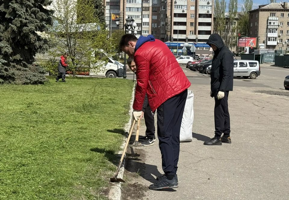Коллектив Минтопэнерго ЛНР традиционно принял участие во Всероссийском субботнике - 2026 Коллектив Минтопэнерго ЛНР традиционно принял участие во Всероссийском субботнике - 2026