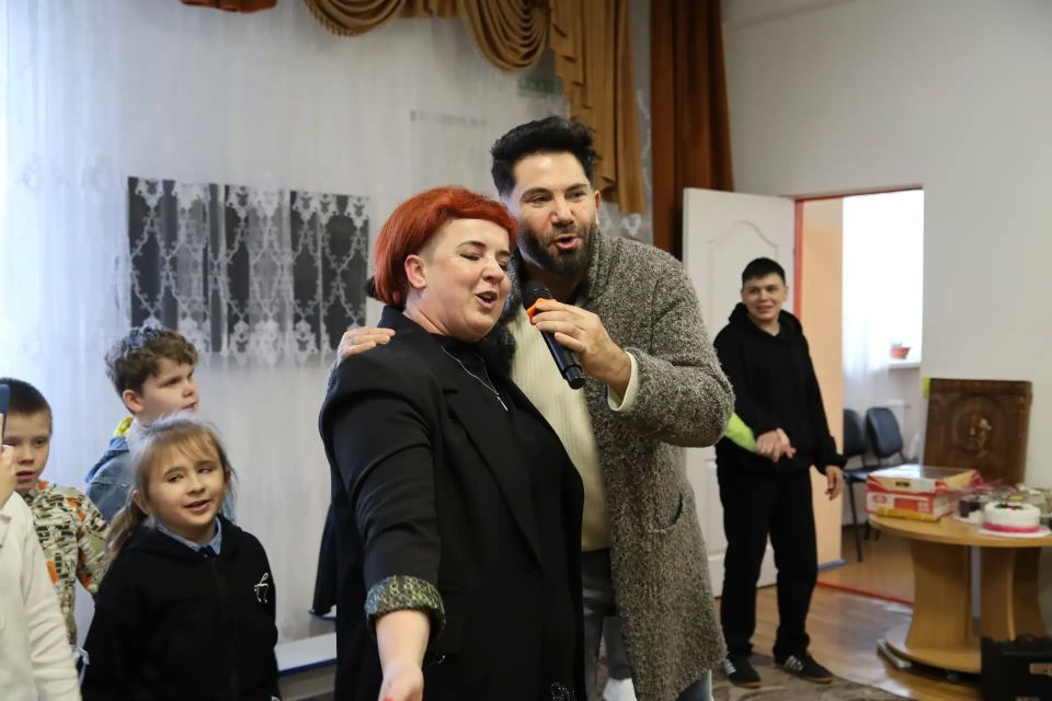 При поддержке «Единой России» к юным луганчанам приехали известные гости и благотворители При поддержке «Единой России» к юным луганчанам приехали известные гости и благотворители