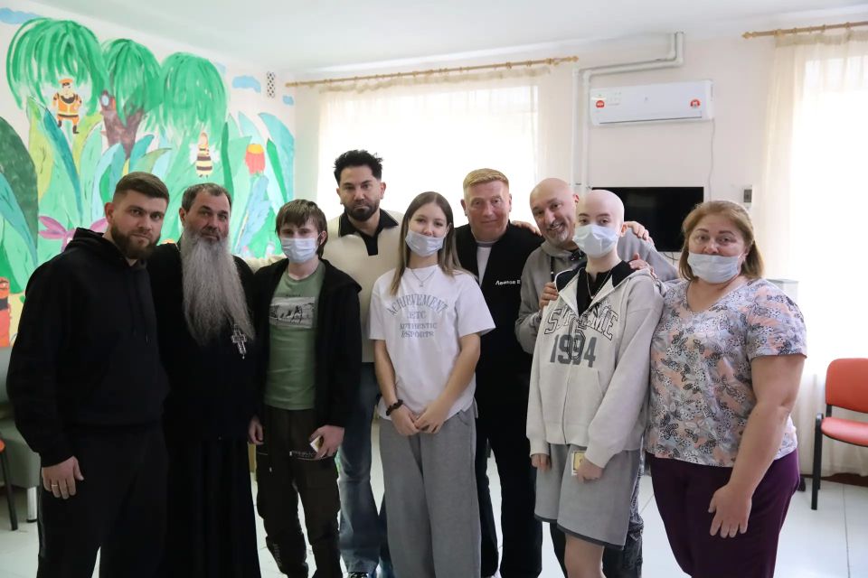 При поддержке «Единой России» к юным луганчанам приехали известные гости и благотворители При поддержке «Единой России» к юным луганчанам приехали известные гости и благотворители