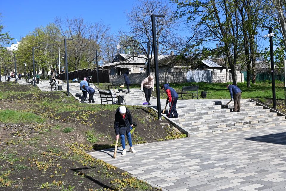 Единство и забота о городе: как Брянка встретила Всероссийский субботник Единство и забота о городе: как Брянка встретила Всероссийский субботник
