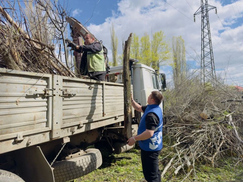 Единороссы ЛНР присоединились ко Всероссийскому субботнику Единороссы ЛНР присоединились ко Всероссийскому субботнику