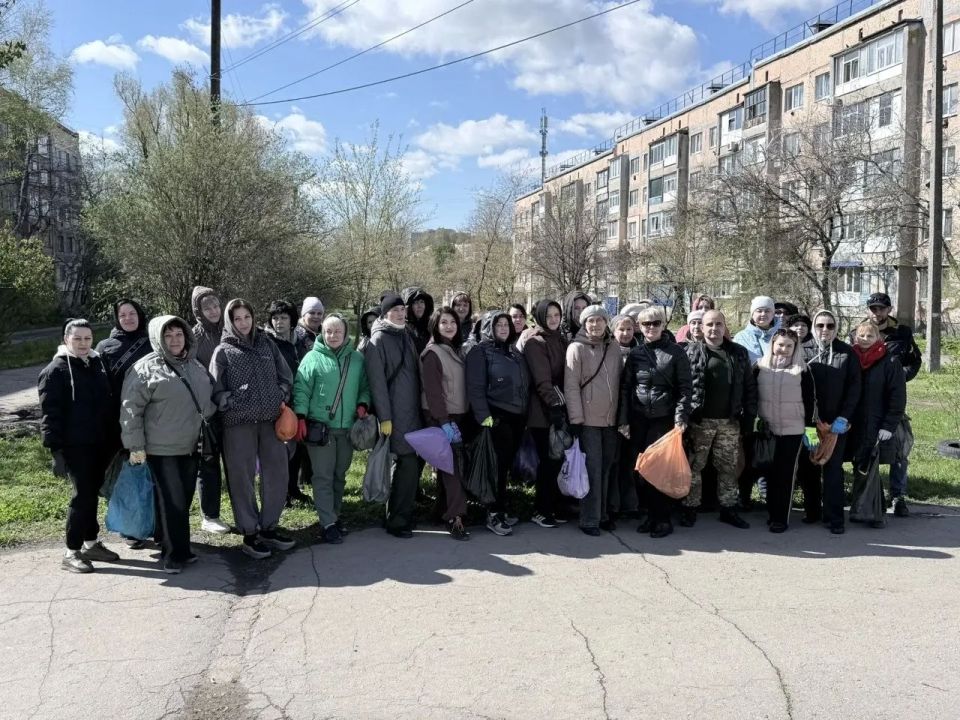 В рамках проведения Всероссийского субботника сотрудники Филиала № 13 ГКУ ЛНР «Республиканский центр социальной защиты населения» в г. Красный Луч и ГБУ ЛНР «Краснолучский комплексный центр социального обслуживания населения... В рамках проведения Всероссийского субботника сотрудники Филиала № 13 ГКУ ЛНР «Республиканский центр социальной защиты населения» в г. Красный Луч и ГБУ ЛНР «Краснолучский комплексный центр социального обслуживания населения...