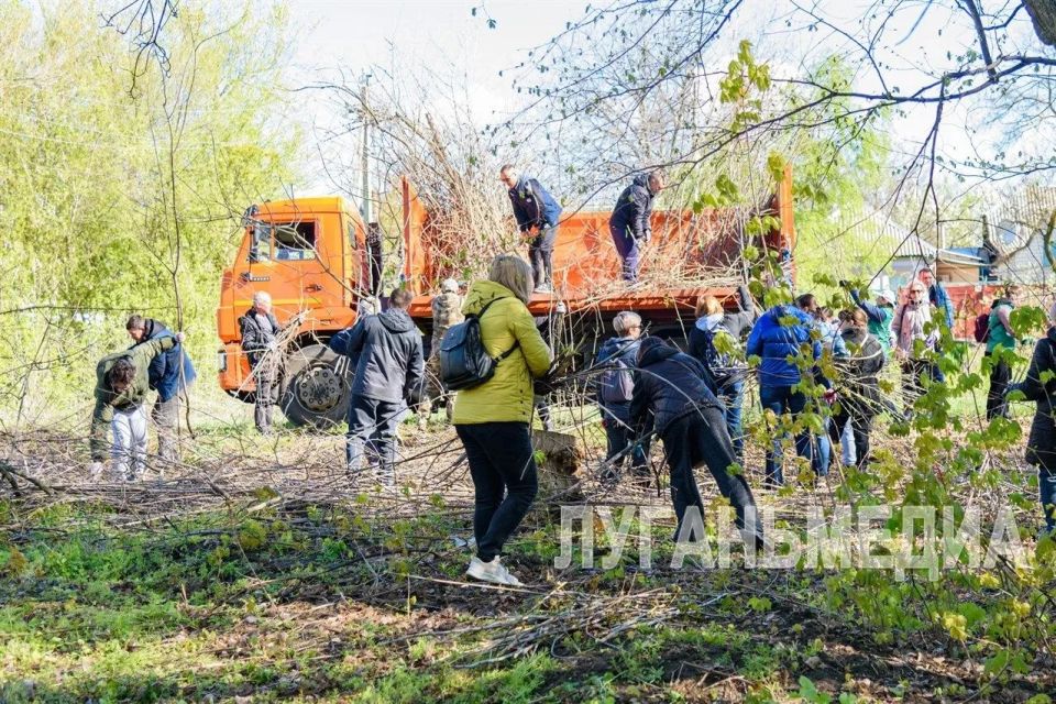 В Луганске прошел Всероссийский субботник В Луганске прошел Всероссийский субботник