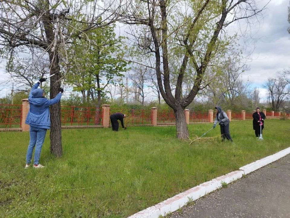 В рамках проведения Всероссийского субботника в населённых пунктах, находящихся в ведении отдела по жизнеобеспечению пгт Краснодон, пгт Энгельсово, пгт Семейкино, были проведены значительные работы по благоустройству В рамках проведения Всероссийского субботника в населённых пунктах, находящихся в ведении отдела по жизнеобеспечению пгт Краснодон, пгт Энгельсово, пгт Семейкино, были проведены значительные работы по благоустройству