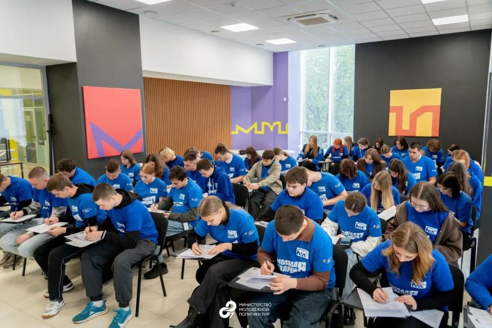 Диктант Победы. Вместе с командой Молодой Гвардии Единой России приняли участие в международной акции «Диктант Победы», организованной партией "Единая Россия" Диктант Победы. Вместе с командой Молодой Гвардии Единой России приняли участие в международной акции «Диктант Победы», организованной партией "Единая Россия"