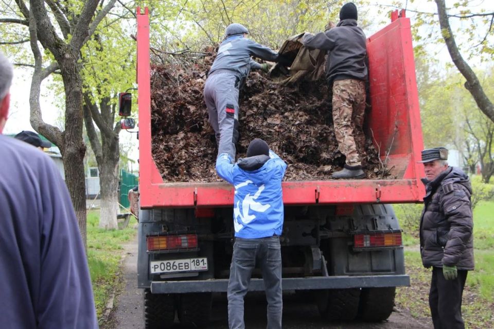 Чистота начинается с нас: жители Меловского района вышли на субботник Чистота начинается с нас: жители Меловского района вышли на субботник