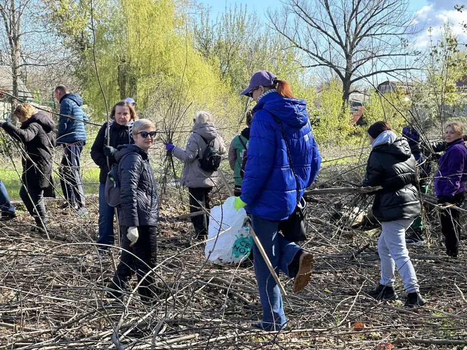 В субботнике в парке Алексеева приняли участие около 400 человек В субботнике в парке Алексеева приняли участие около 400 человек