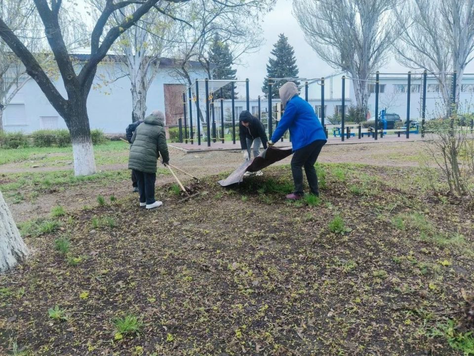 Чистота начинается с нас: жители Меловского района вышли на субботник Чистота начинается с нас: жители Меловского района вышли на субботник