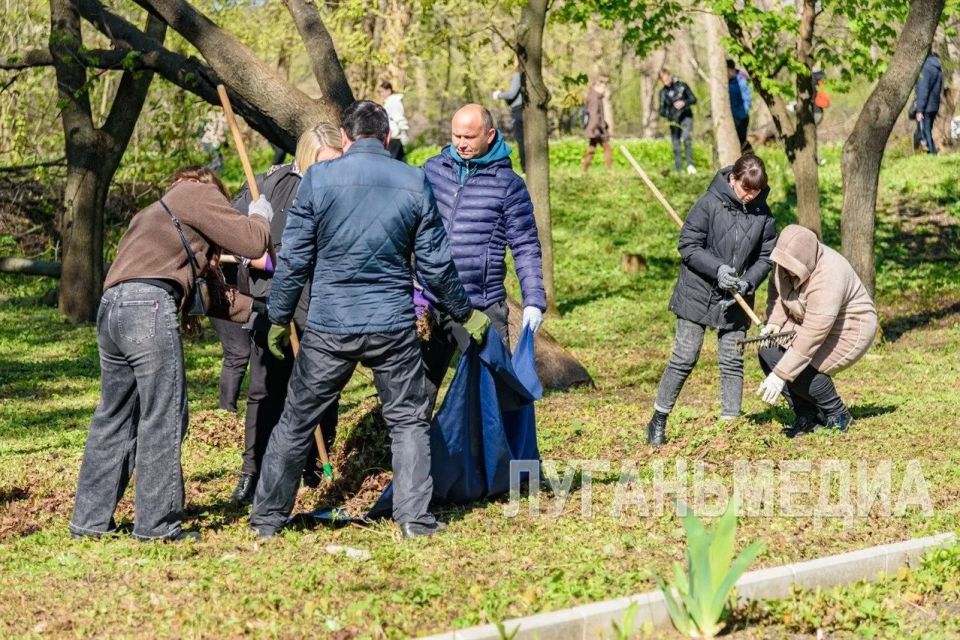 В Луганске прошел Всероссийский субботник В Луганске прошел Всероссийский субботник