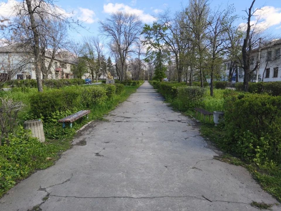 26 апреля в рамках Всероссийского субботника дружный коллектив работников ГБУЗ "Краснолучский противотуберкулезный диспансер", ГУП ЛНР «Лугансквода» и активисты единой России навели порядок на территории сквера... 26 апреля в рамках Всероссийского субботника дружный коллектив работников ГБУЗ "Краснолучский противотуберкулезный диспансер", ГУП ЛНР «Лугансквода» и активисты единой России навели порядок на территории сквера...