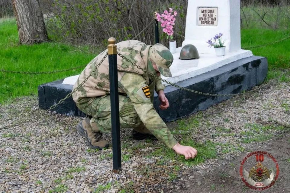 В преддверии Дня Победы росгвардейцы благоустраивают мемориалы героям Великой Отечественной войны в ДНР и ЛНР В преддверии Дня Победы росгвардейцы благоустраивают мемориалы героям Великой Отечественной войны в ДНР и ЛНР