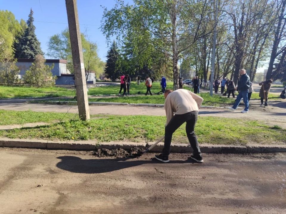 В рамках празднования Всемирного дня субботника сотрудники администрации Кременского МО приняли участие в организованной общественной акции по благоустройству прилегающей территории В рамках празднования Всемирного дня субботника сотрудники администрации Кременского МО приняли участие в организованной общественной акции по благоустройству прилегающей территории