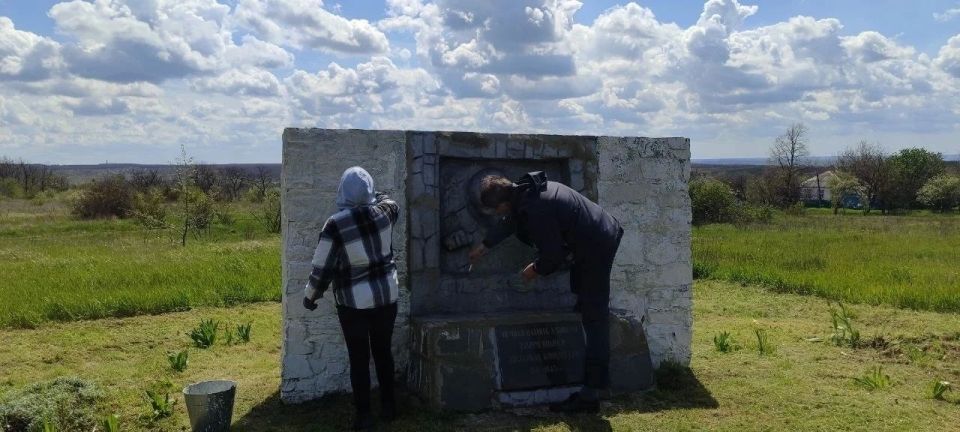Акция "Мы за чистоту". 26 апреля, в преддверии Дня Победы, сотрудники библиотек поселка Михайловка совместно с работниками Дома Культуры приняли участие в акции "Мы за чистоту" у памятного знака узникам концлагеря... Акция "Мы за чистоту". 26 апреля, в преддверии Дня Победы, сотрудники библиотек поселка Михайловка совместно с работниками Дома Культуры приняли участие в акции "Мы за чистоту" у памятного знака узникам концлагеря...