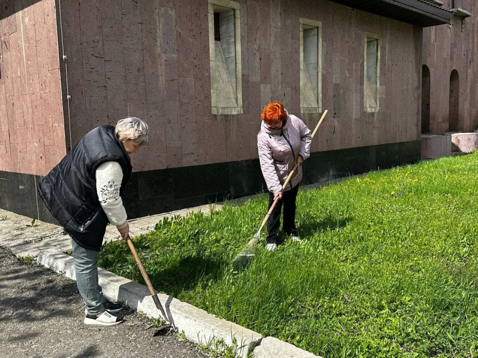 Всероссийский субботник. Коллектив Свердловского краеведческого музея с душой и энтузиазмом принял участие во Всероссийском субботнике Сотрудники музея вышли на уборку территории, навели порядок, собрали мусор, привели в... Всероссийский субботник. Коллектив Свердловского краеведческого музея с душой и энтузиазмом принял участие во Всероссийском субботнике Сотрудники музея вышли на уборку территории, навели порядок, собрали мусор, привели в...