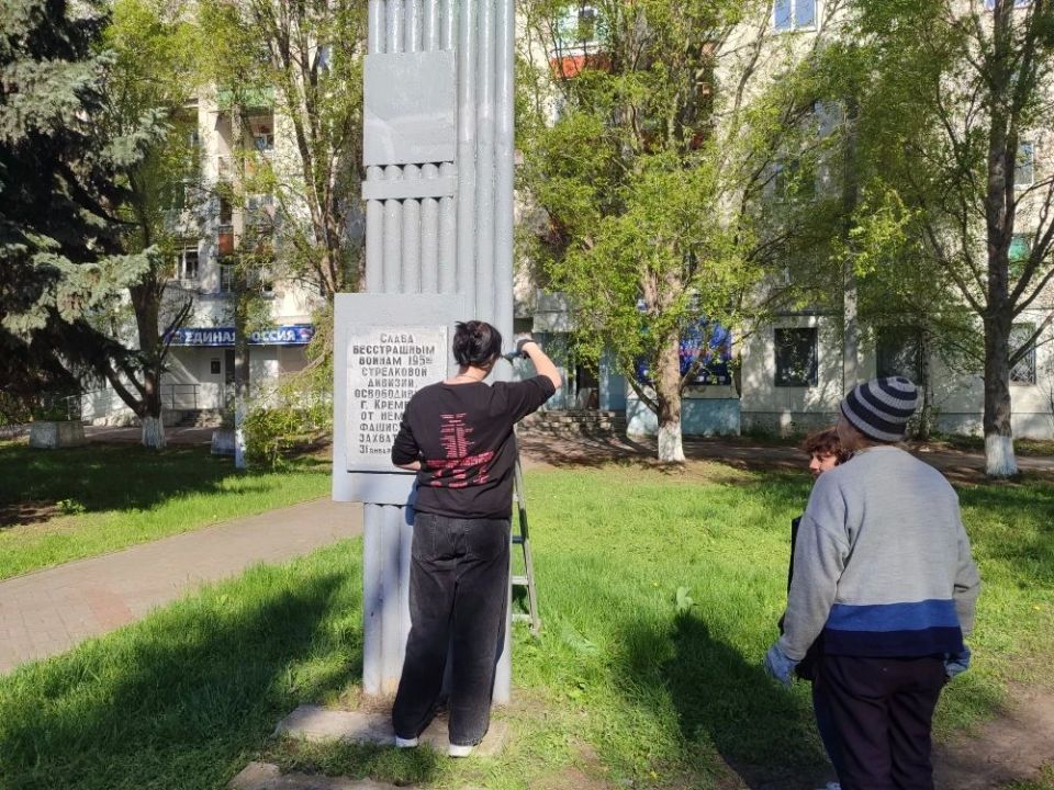 В рамках празднования Всемирного дня субботника сотрудники администрации Кременского МО приняли участие в организованной общественной акции по благоустройству прилегающей территории В рамках празднования Всемирного дня субботника сотрудники администрации Кременского МО приняли участие в организованной общественной акции по благоустройству прилегающей территории